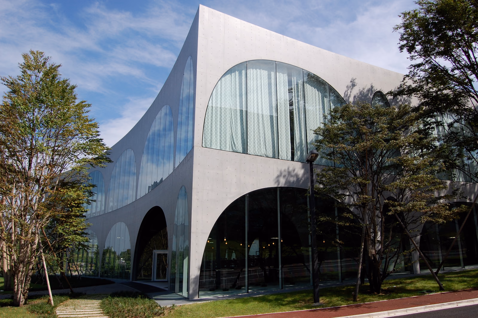 Tama Art University Library