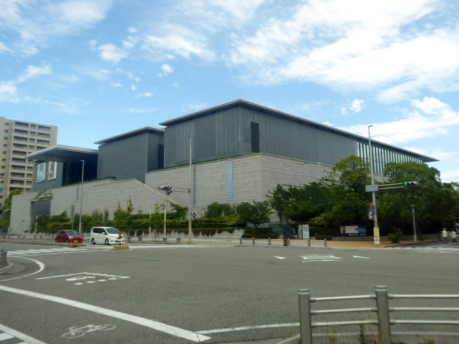 Hyōgo Prefectural Museum of Art — Another angle 1