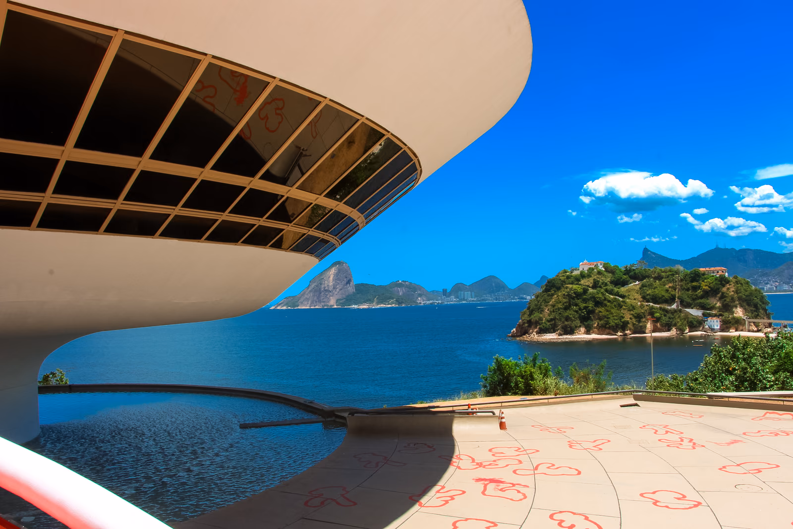 Niterói Contemporary Art Museum — Another angle 1